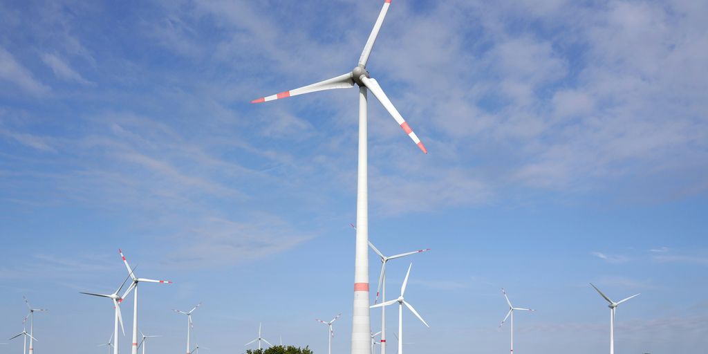 Die betrieblichen Altersvorsorge Nachteile: Was Sie wissen sollten 1 A group of windmills stand in a field